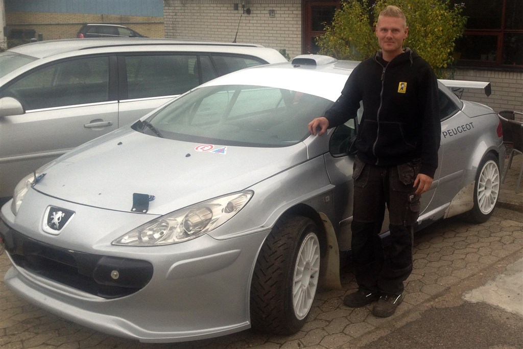 Det er med denne Peugeot 307 CC, at Anders Rygaard (afbilledet) og Henrik Skott vender tilbage til DM-finalen i Ikast-Herning-området
(Foto: Morten Alstrup)